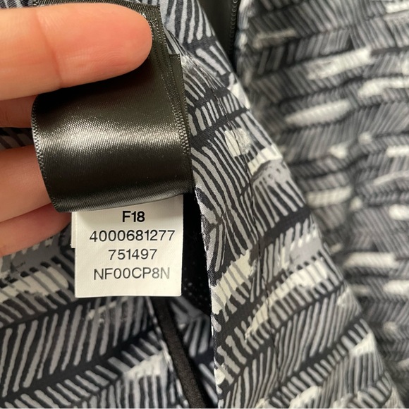 The North Face Women’s Novelty Venture Waterproof Rain Jacket - Picture 9 of 10